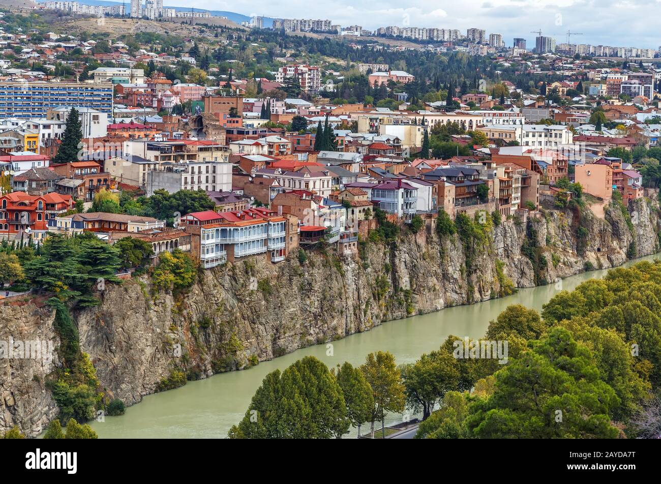 Case sulla scogliera sopra il fiume Kura, Tbilisi, Georgia Foto Stock