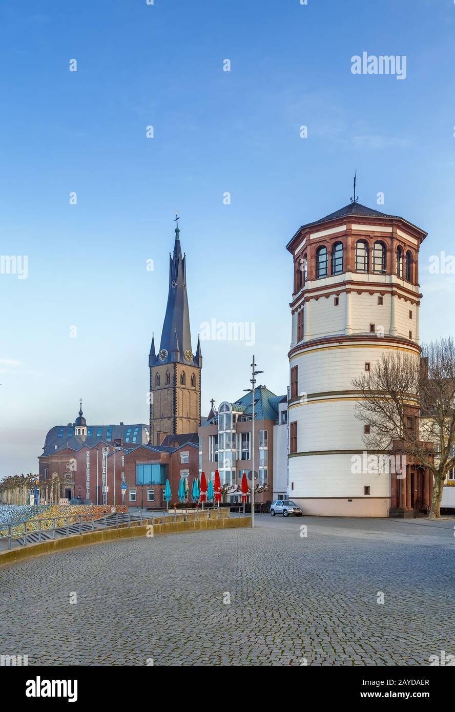 Torre del Castello Vecchio e chiesa di san Lambertus, Dusseldorf, Germania Foto Stock