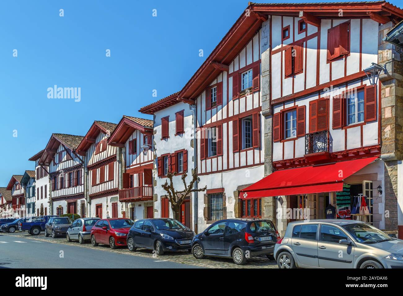 Strada a Ainhoa, Pirenei Atlantici, Francia Foto Stock