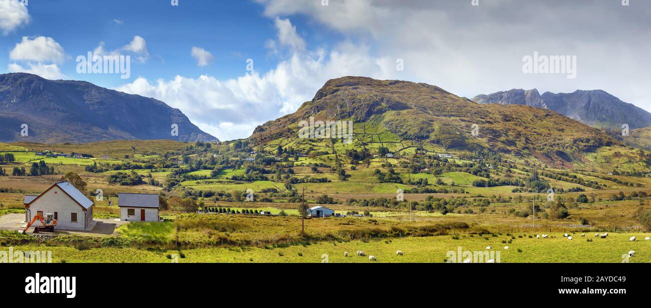 Paesaggio con le montagne, Irlanda Foto Stock