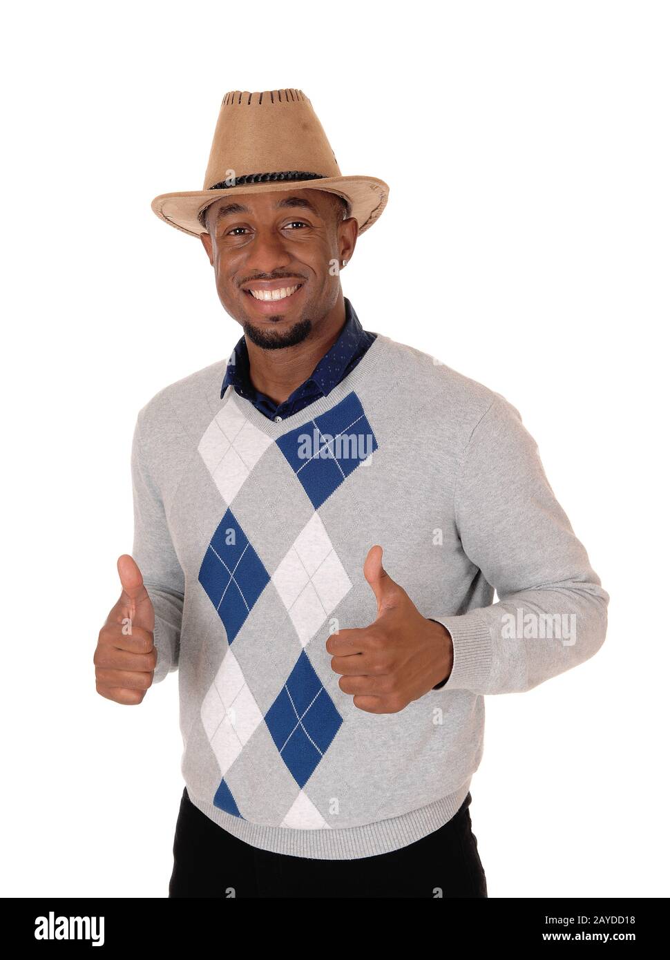 Felice uomo africano in piedi dossi in su Foto Stock