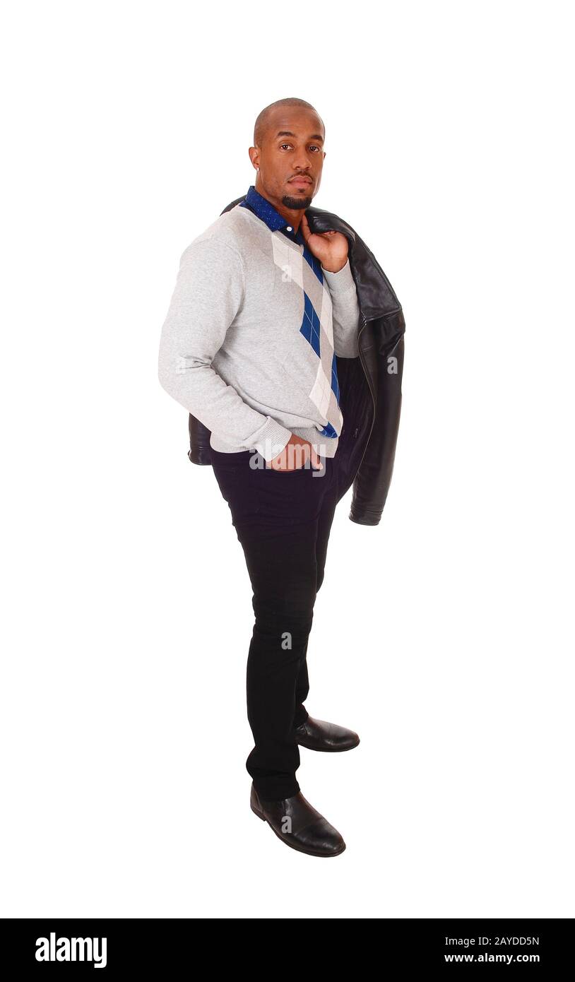 Alto uomo africano in piedi nel profilo in studio Foto Stock