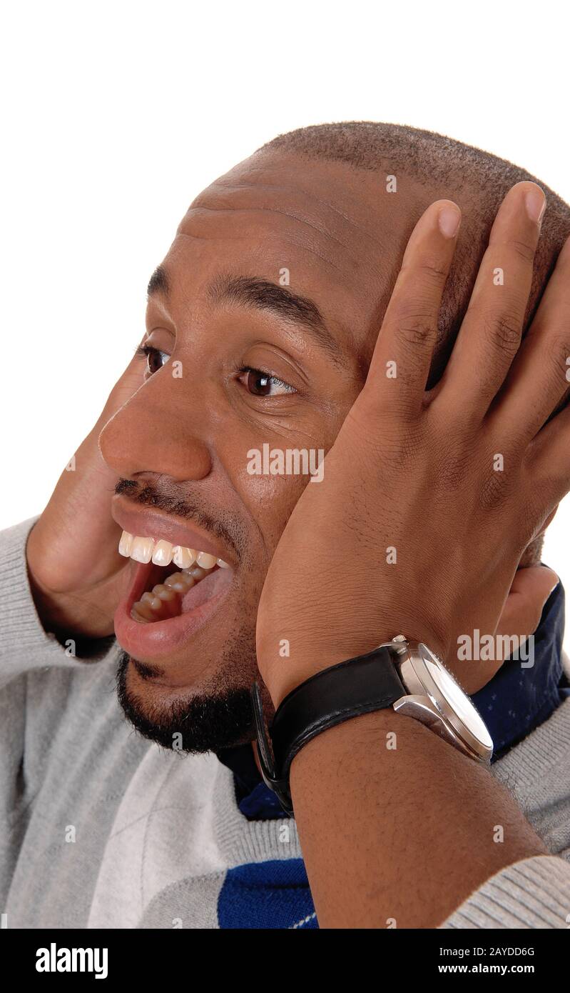 Felice maschio africano con il suo volto nelle mani Foto Stock