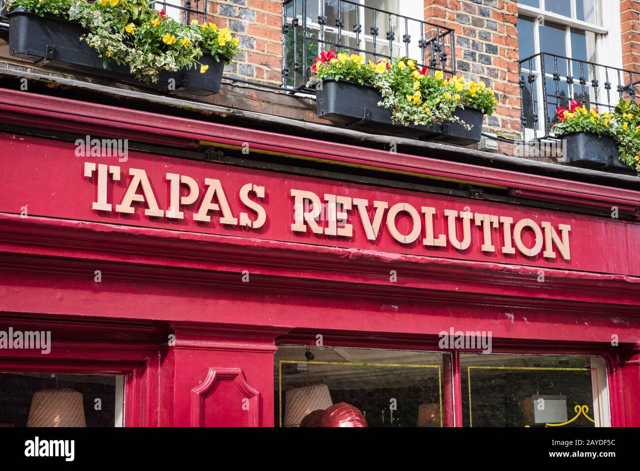 Windsor, Regno Unito - 10 febbraio 2020: Il ristorante Tfront of Tapas Revolution nella città di Windsor Foto Stock