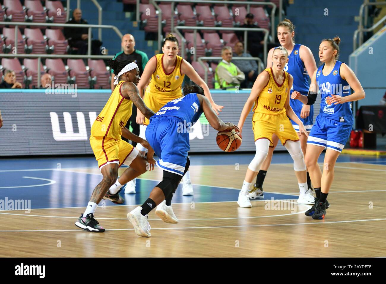 Orenburg, Russia - 3 ottobre 2019: Le ragazze giocano a basket nella partita del Campionato Russo b Foto Stock