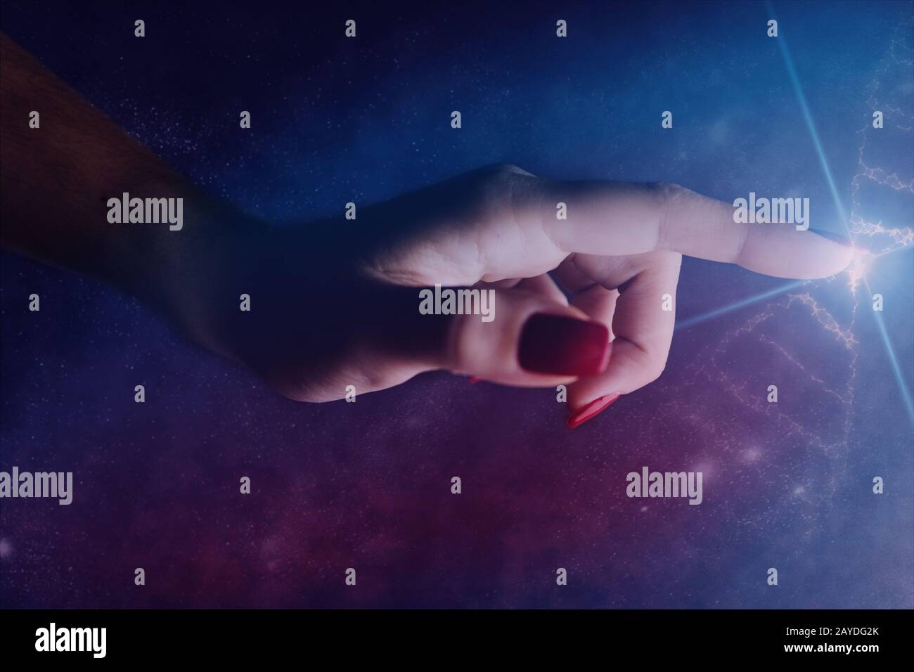 Primo piano della donna Che Tocca la molecola di DNA . Supporti misti. Foto Stock