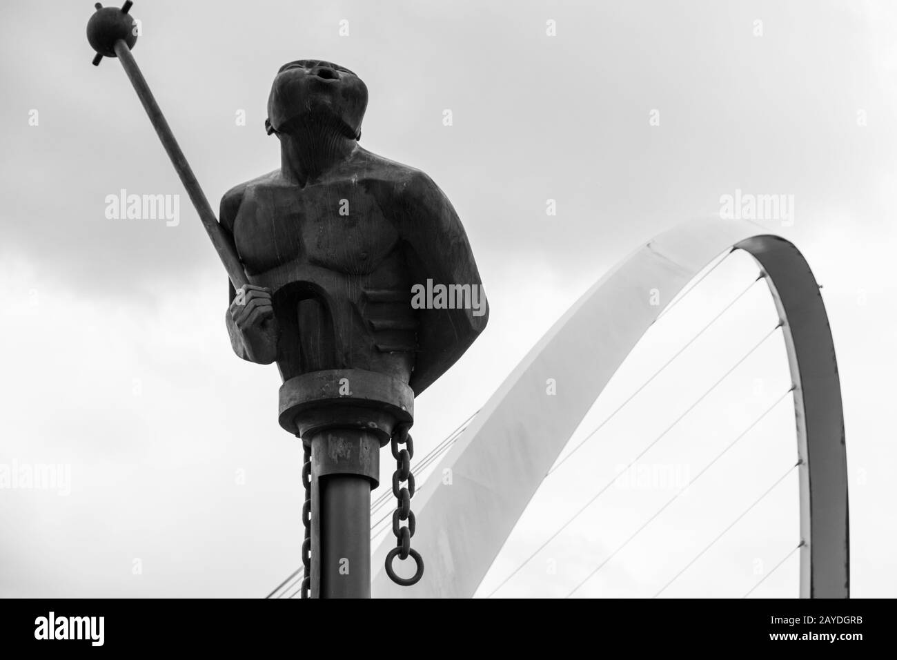 Scultura moderna di fronte al Millennium Bridge in bianco e nero che crea una splendida combinazione di monumenti moderni. Foto Stock