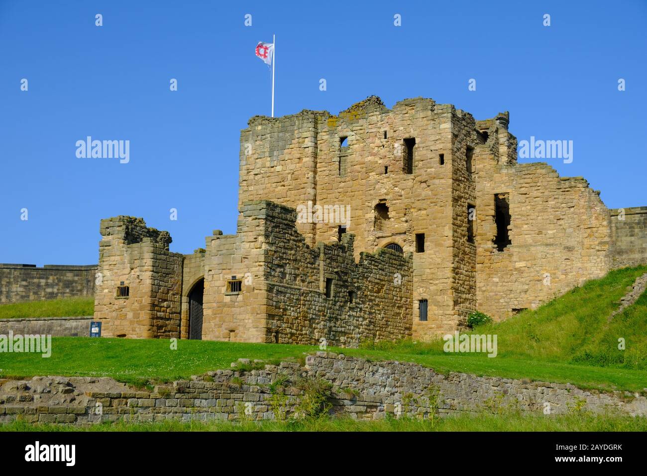 Rovine del medievale Tynemouth Priory e Castello, una popolare attrazione per i visitatori, in un bellissimo pomeriggio estivo. Foto Stock