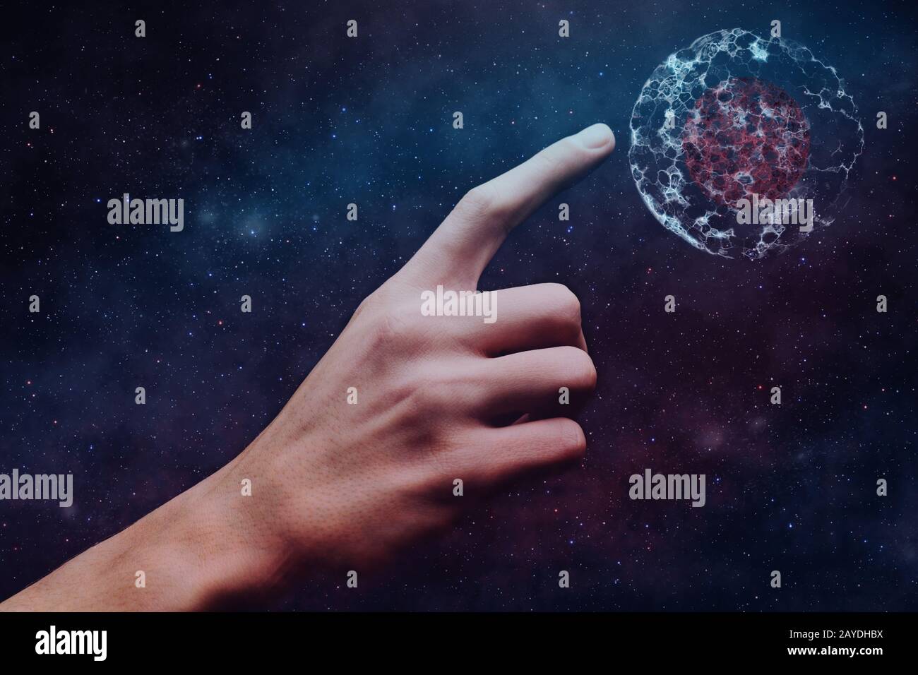 L'indice umano tocca la divisione cellulare. Polvere nebulosa in spazio infinito. Supporti misti. Foto Stock