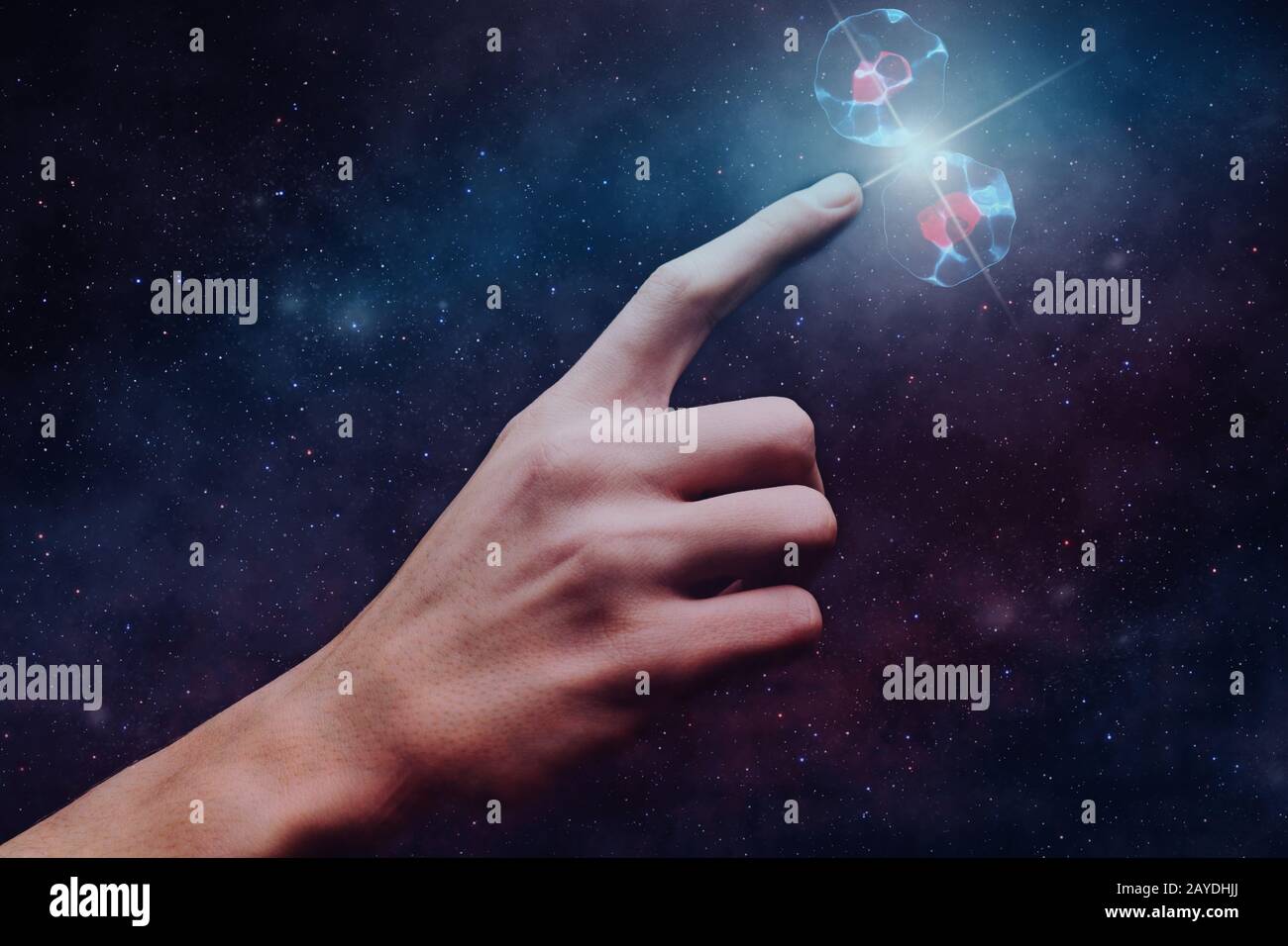 L'indice umano tocca la divisione cellulare. Polvere nebulosa in spazio infinito. Supporti misti. Foto Stock