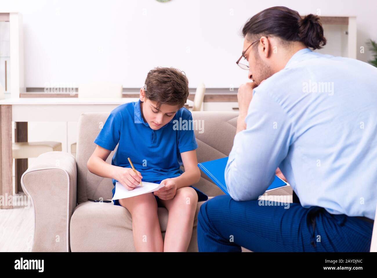 Internet addicted boy visita medico maschio Foto Stock