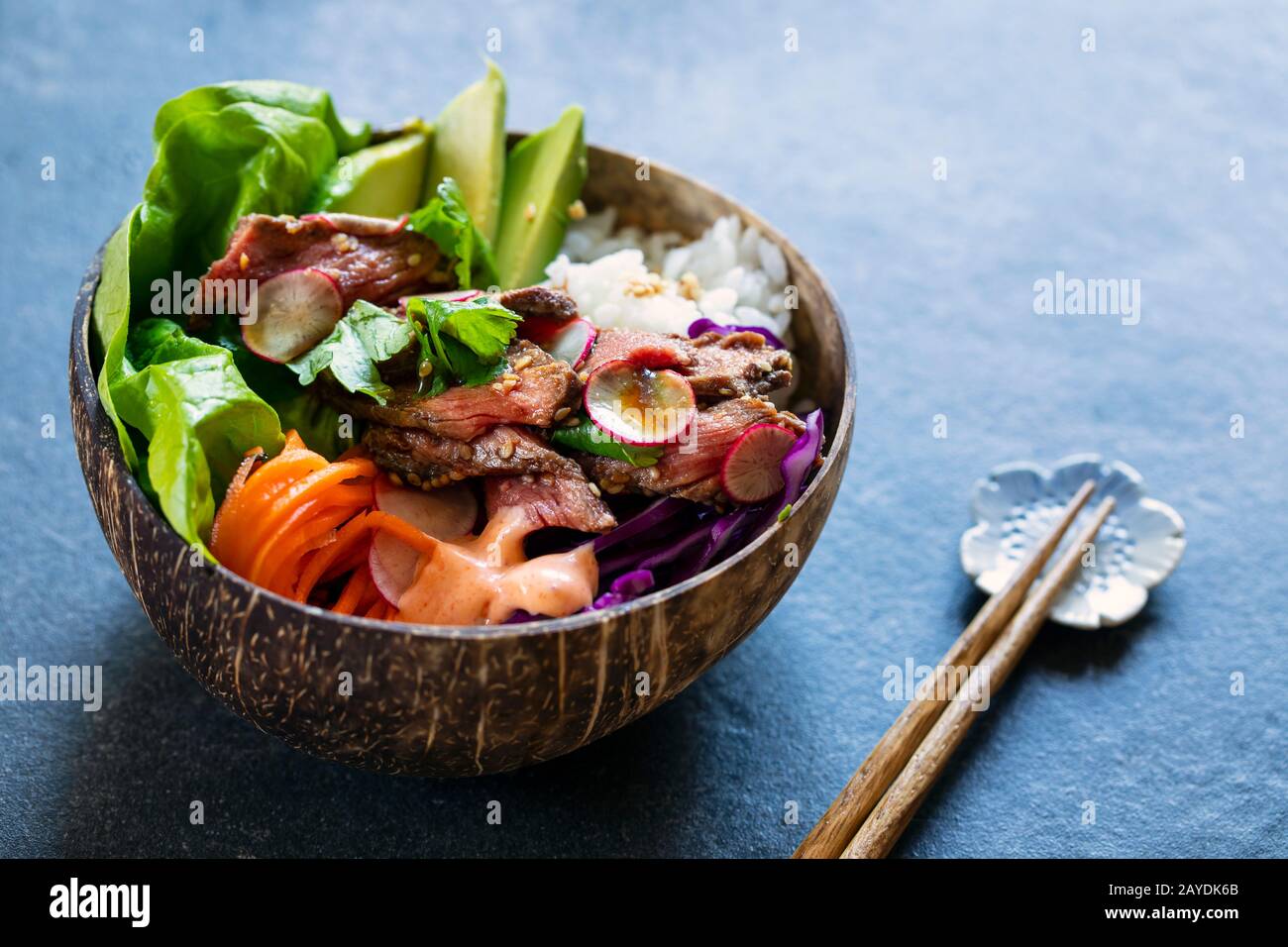 Ciotola con riso, manzo e verdure Foto Stock