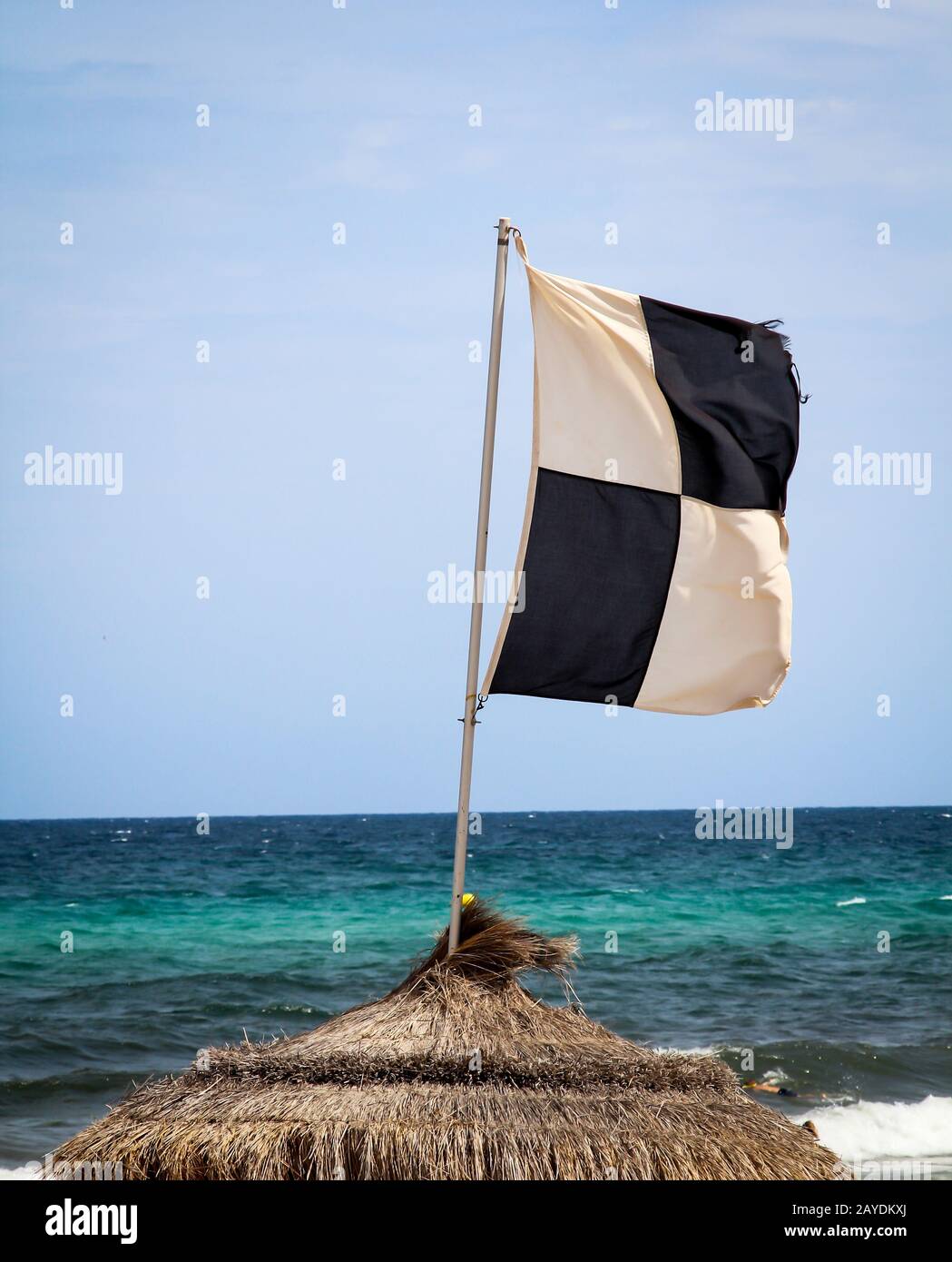 le bandiere sulla spiaggia indicano pericoli Foto Stock