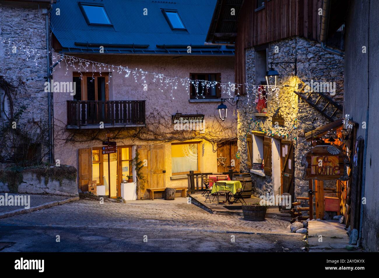 Venosc, FRANCIA - 16th GENNAIO 2020; Venosc è un antico villaggio di montagna apprezzato per il suo fascino tradizionale e negozi di artigianato. Foto Stock