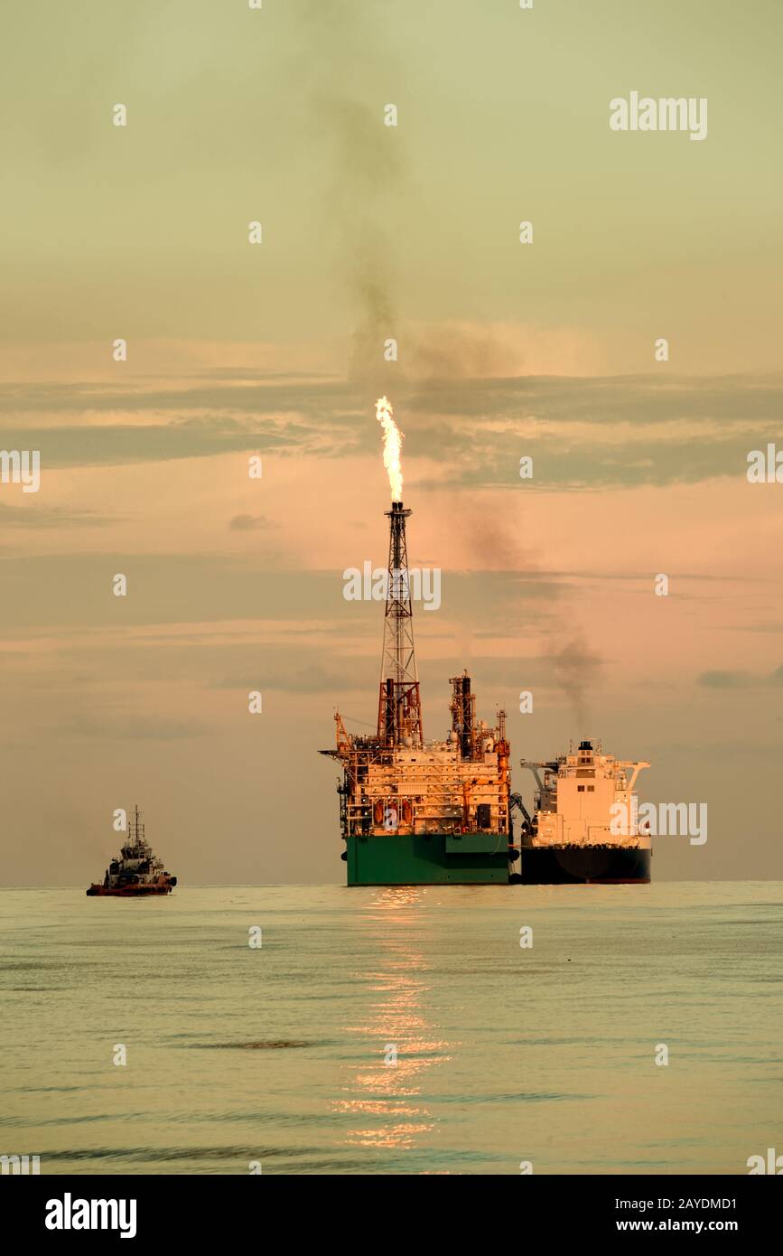 (Petronas) per il settore del gas naturale liquefatto (PFLNG 1), noto anche come PFLNG SATU, è stato sviluppato il primo impianto galleggiante per gas naturale liquefatto (PFLNG 1) Foto Stock