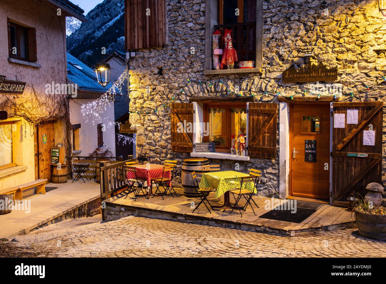 Venosc, FRANCIA - 16th GENNAIO 2020; Venosc è un antico villaggio di montagna apprezzato per il suo fascino tradizionale e negozi di artigianato. Foto Stock