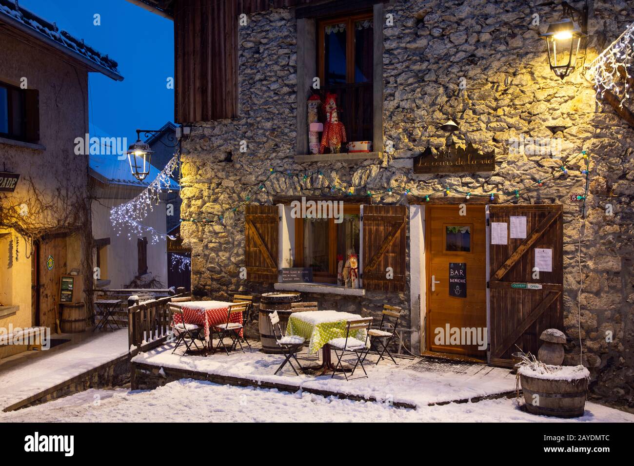Venosc, FRANCIA - 17th GENNAIO 2020; Venosc è un antico villaggio di montagna apprezzato per il suo fascino tradizionale e negozi di artigianato. Foto Stock