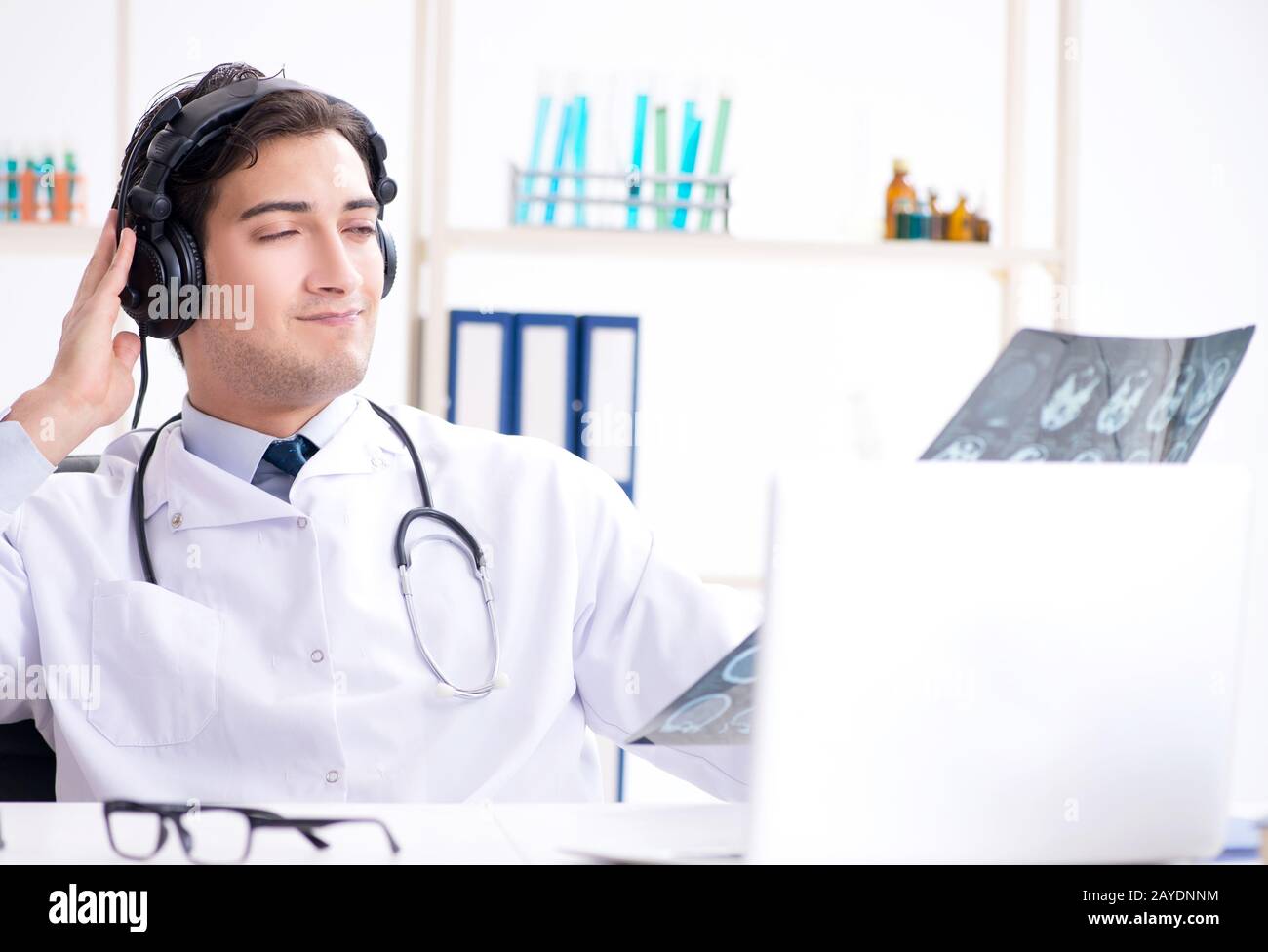 Maschio di ascolto medico al paziente durante la sessione di telemedicina Foto Stock