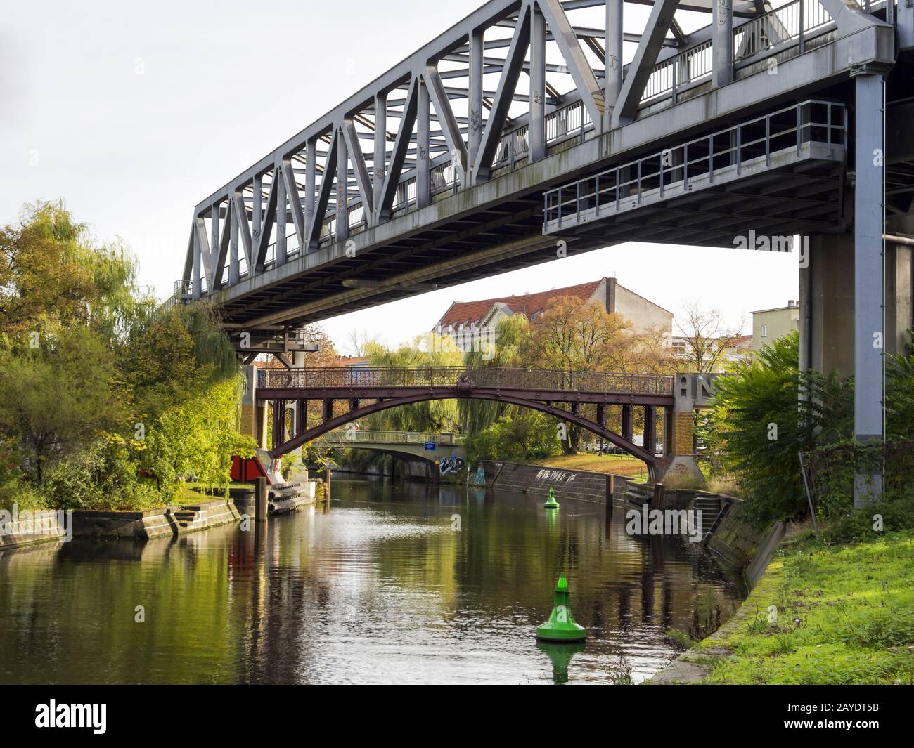 Berlino Landwehrkanal con ponti in autunno Foto Stock