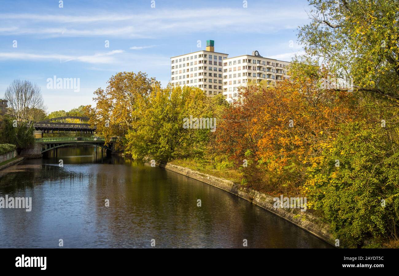 Berlino Landwehrkanal con ponti in autunno Foto Stock