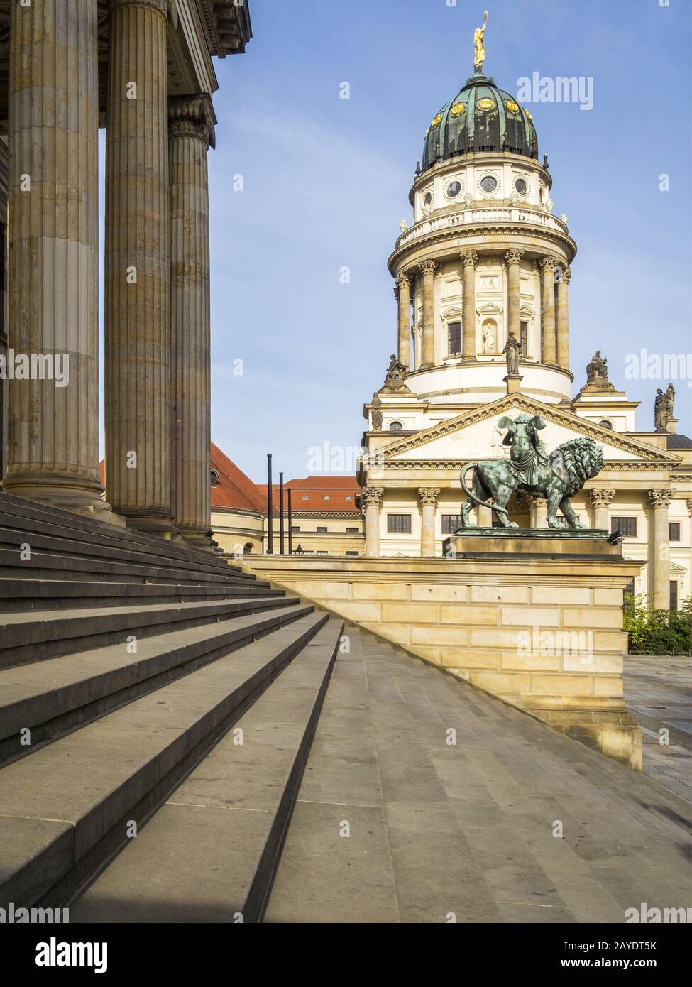 Capitale di Berlino, chiesa francese con cupola a gendarmenmarkt Foto Stock