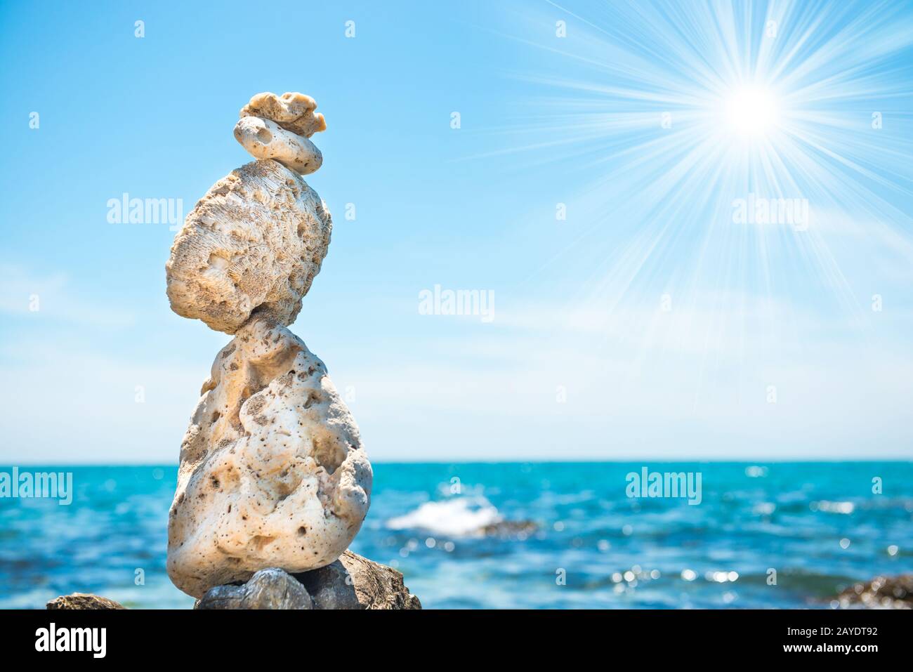Pietre Zen equilibrio a sfondo del mare Foto Stock