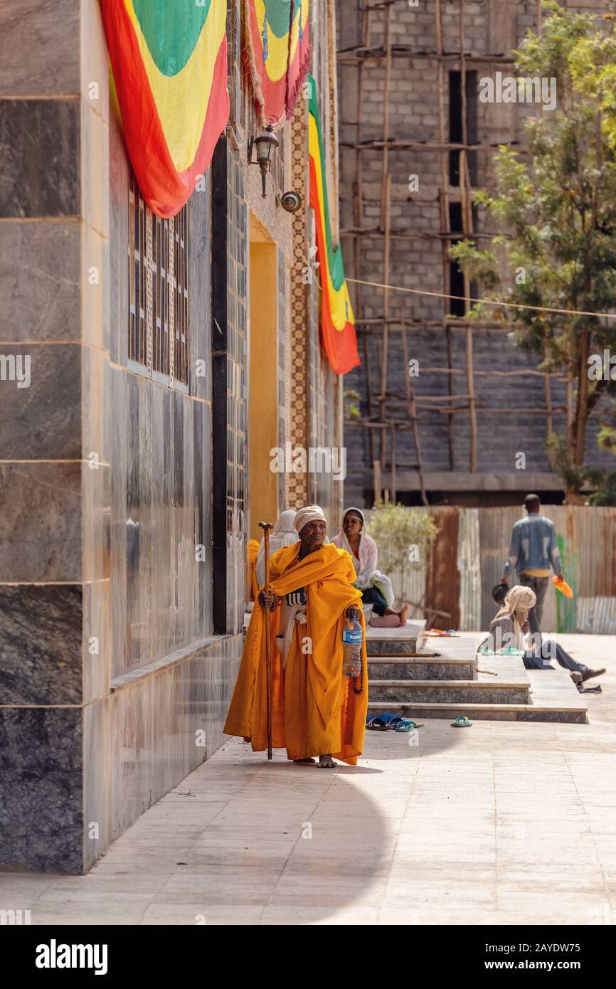 Sacerdote ortodosso ad Axum. Aksum, Etiopia Foto Stock