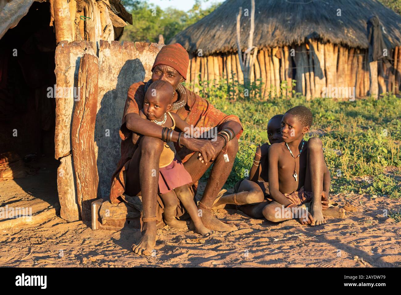 Rugosa Himba vecchio e bambini, Namibia Africa Foto Stock