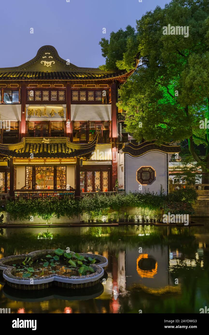 Shanghai, Cina - 22 maggio 2018: Vecchia strada vicino al giardino Yuyuan (Giardino della felicità) nel centro di Shanghai Foto Stock