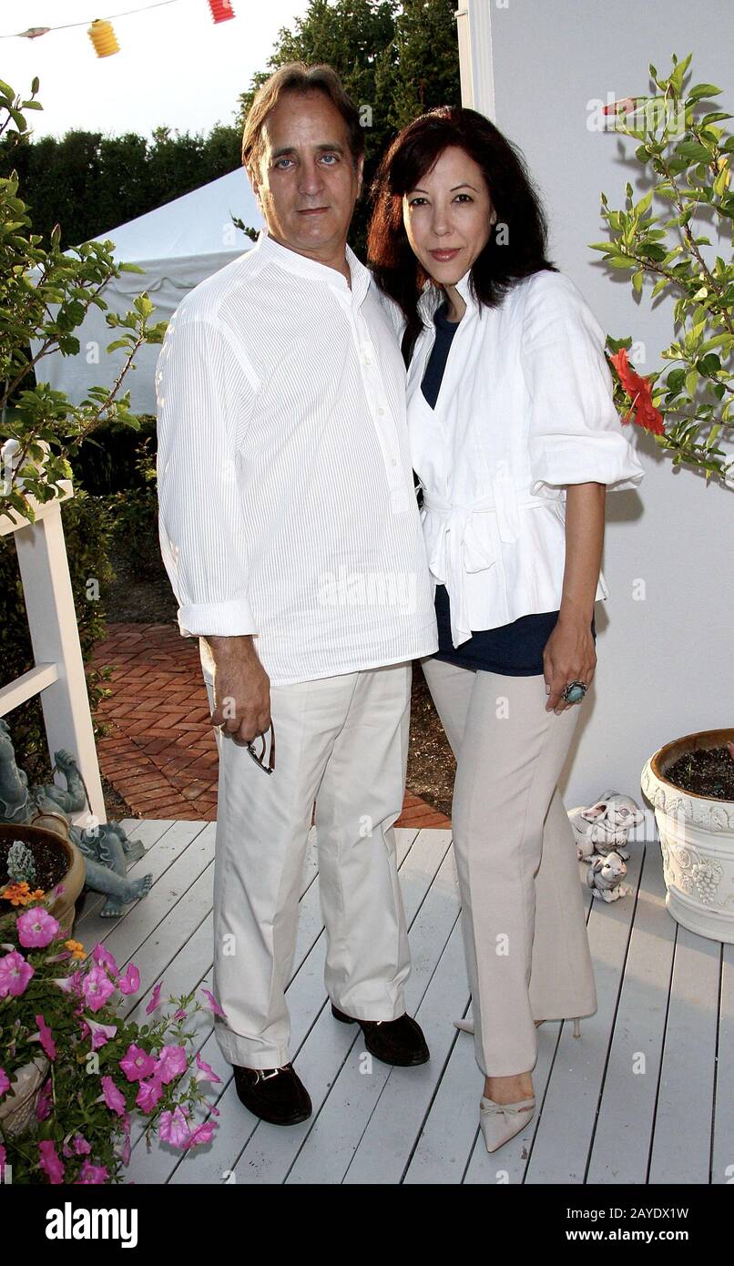 Southampton, NY, Stati Uniti. 1 Agosto 2008. James Cavello, Marguerite Almeida nella cena intima ospitata da Haley & Jason Binn e Debra Halpert di Hampton Magazine insieme a Sara Herbert-Galloway & Alan Becker in una residenza privata. Credito: Steve Mack/Alamy Foto Stock