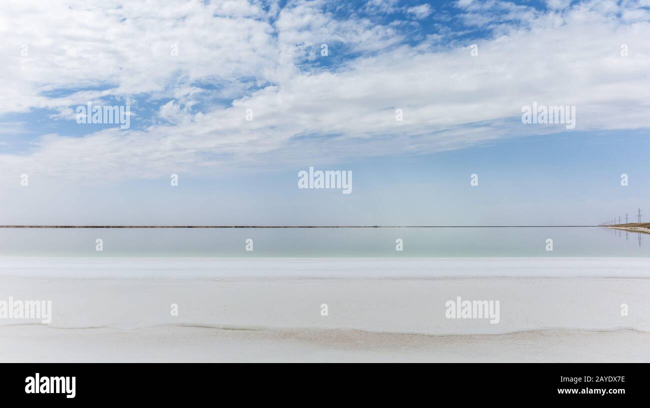 lago salato contro un cielo blu Foto Stock