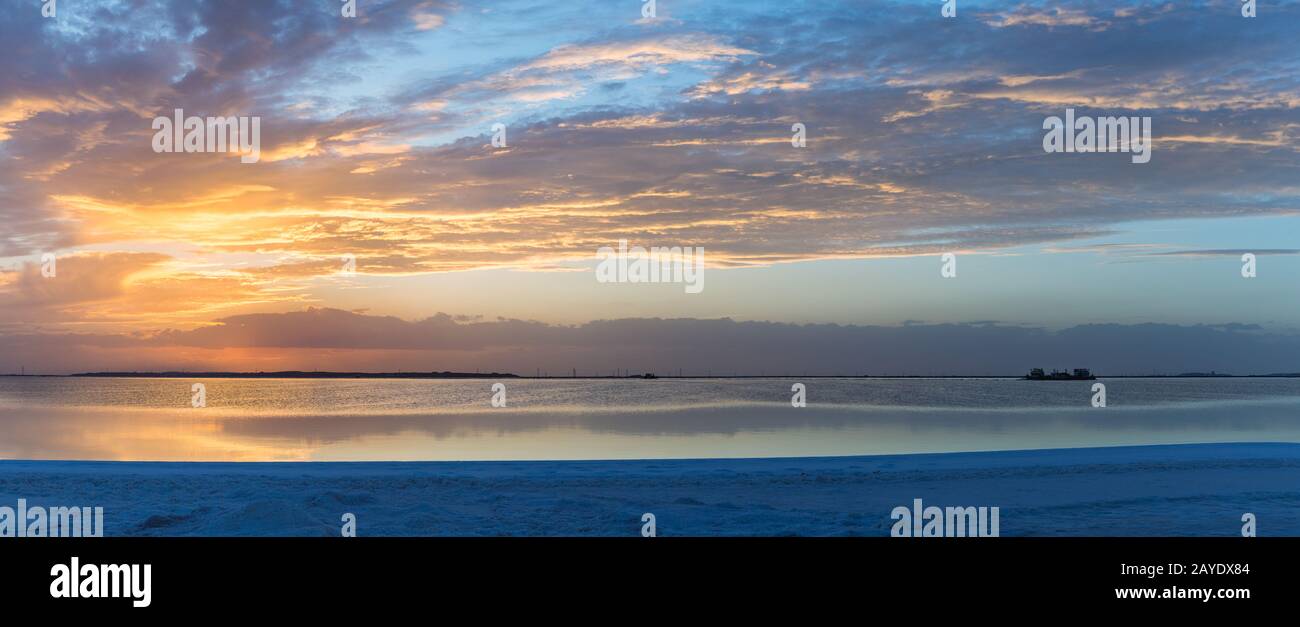 bellissimo tramonto bagliore su qarhan sale lago Foto Stock