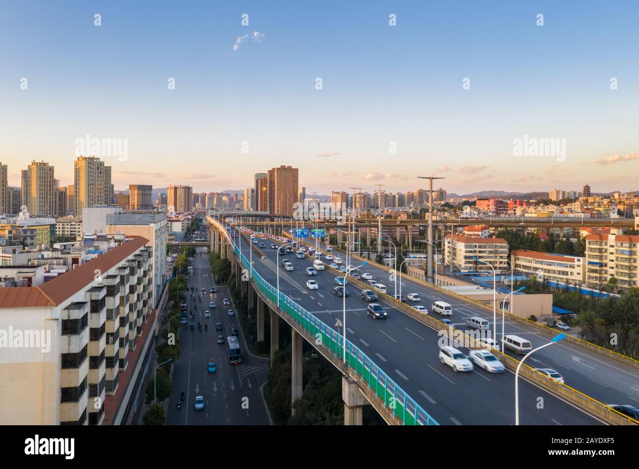 strada sopraelevata al crepuscolo Foto Stock