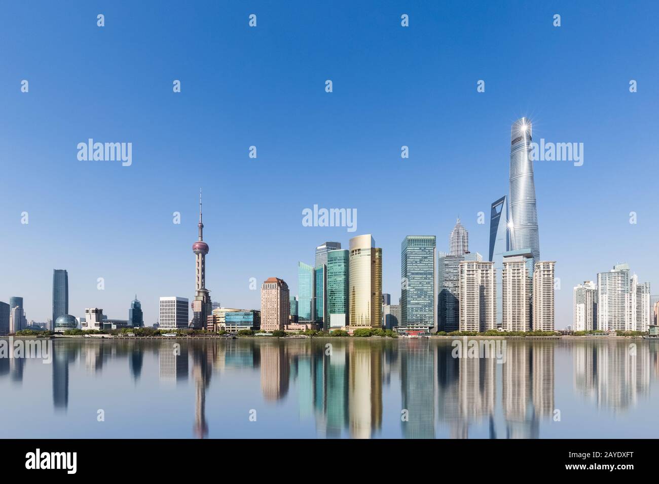 skyline di shanghai e riflessione contro un cielo soleggiato Foto Stock