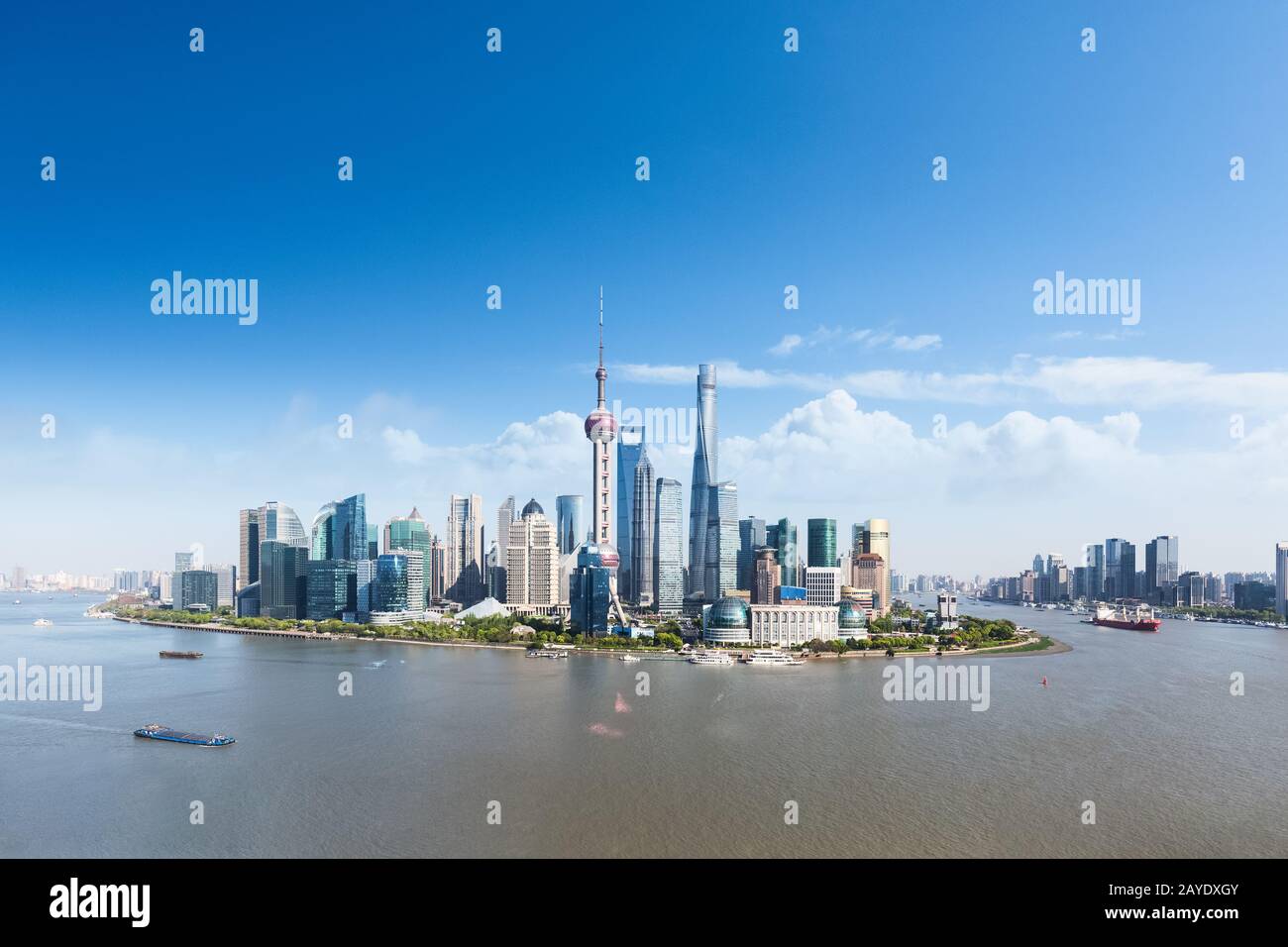 Lo skyline di Shanghai in ore diurne Foto Stock