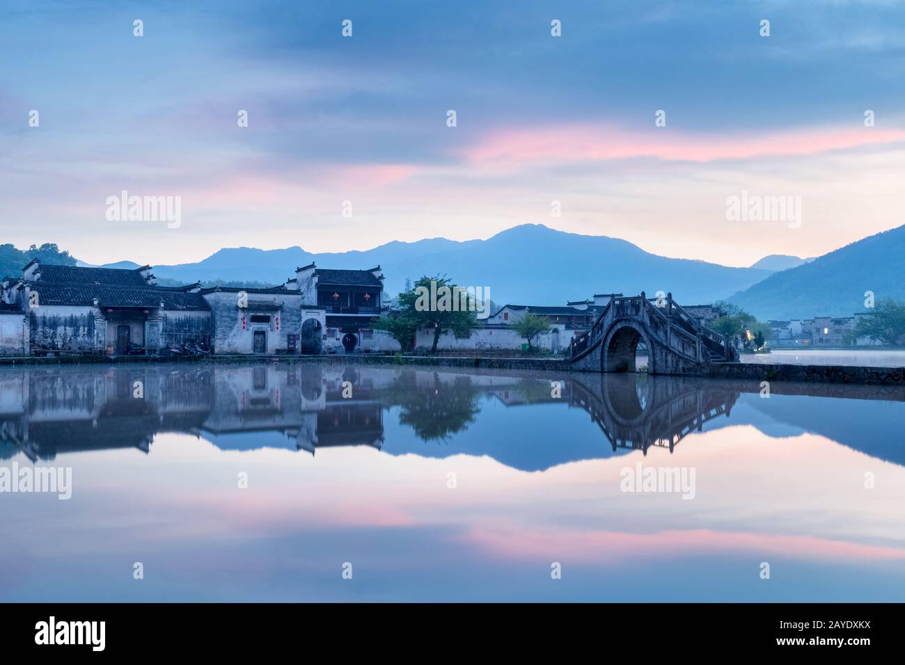 pittoresco antico villaggio all'alba Foto Stock