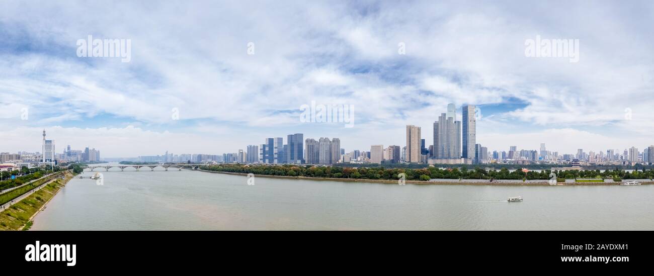 vista panoramica dello skyline di changsha nel nuvoloso Foto Stock