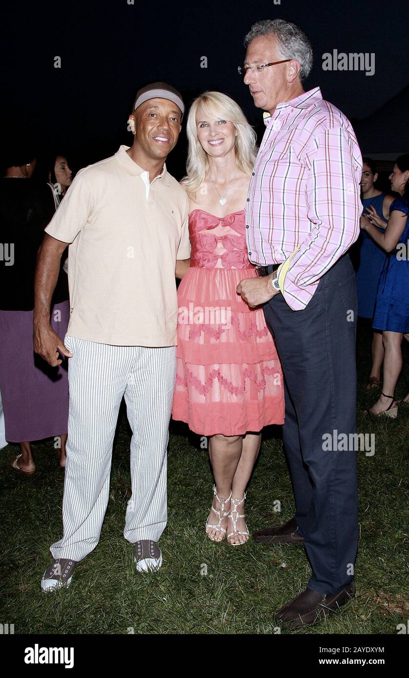 Southampton, NY, Stati Uniti. 1 Agosto 2008. Russell Simmons, Sara Herbert-Galloway, Barry Klarberg alla cena intima ospitata da Haley & Jason Binn e Debra Halpert di Hampton Magazine insieme a Sara Herbert-Galloway & Alan Becker in una residenza privata. Credito: Steve Mack/Alamy Foto Stock