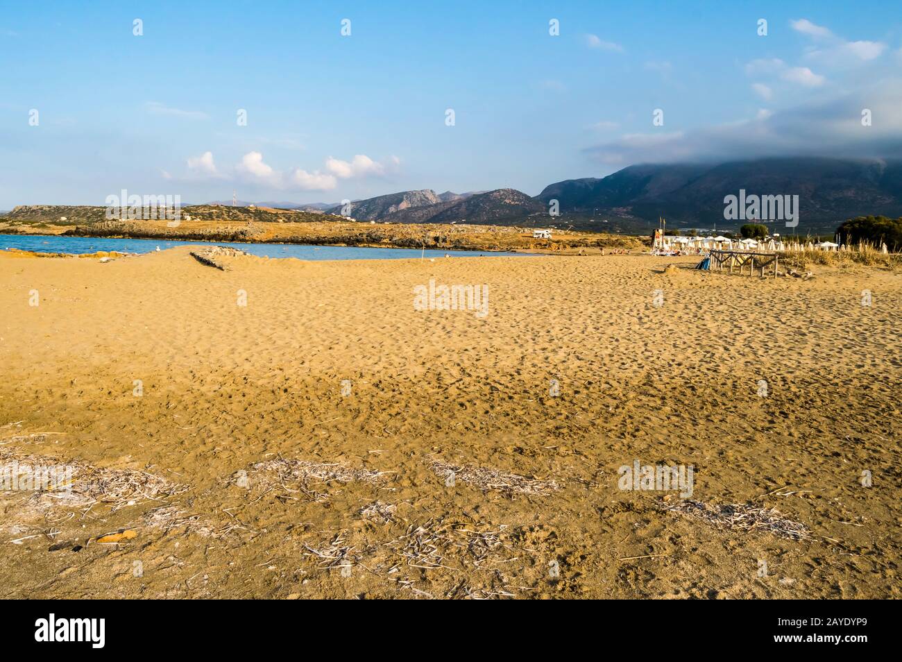 Bellissima spiaggia selvaggia con acque turchesi e rocce limpide. Foto Stock
