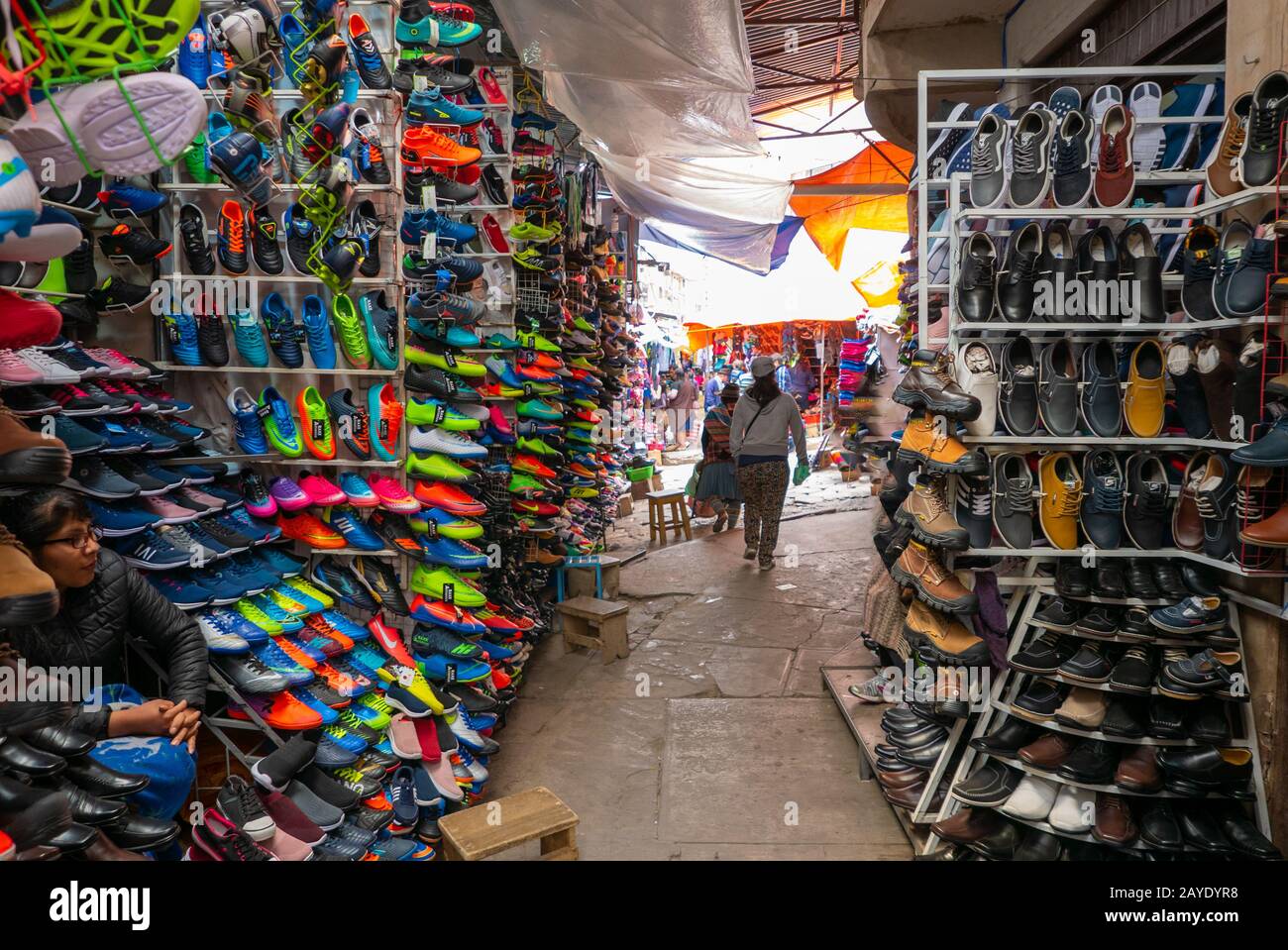 Sucre Bolivia bancarelle di scarpe sportive nel mercato contadino Foto Stock