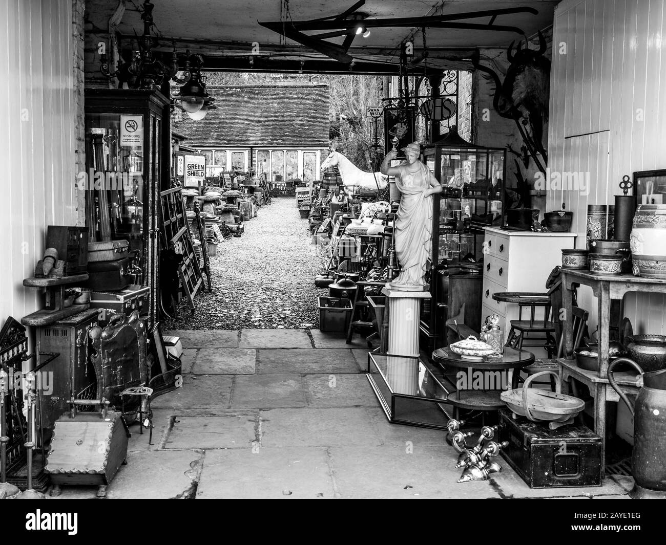 Black and White Antique, sotto le scale di Hungerford, Antique Dealer, Hungerford, Berkshire, Inghilterra, Regno Unito, GB. Foto Stock