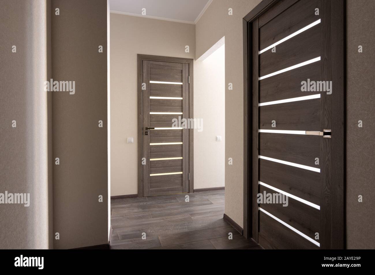 Corridoio in un piccolo appartamento, porte chiuse Foto Stock