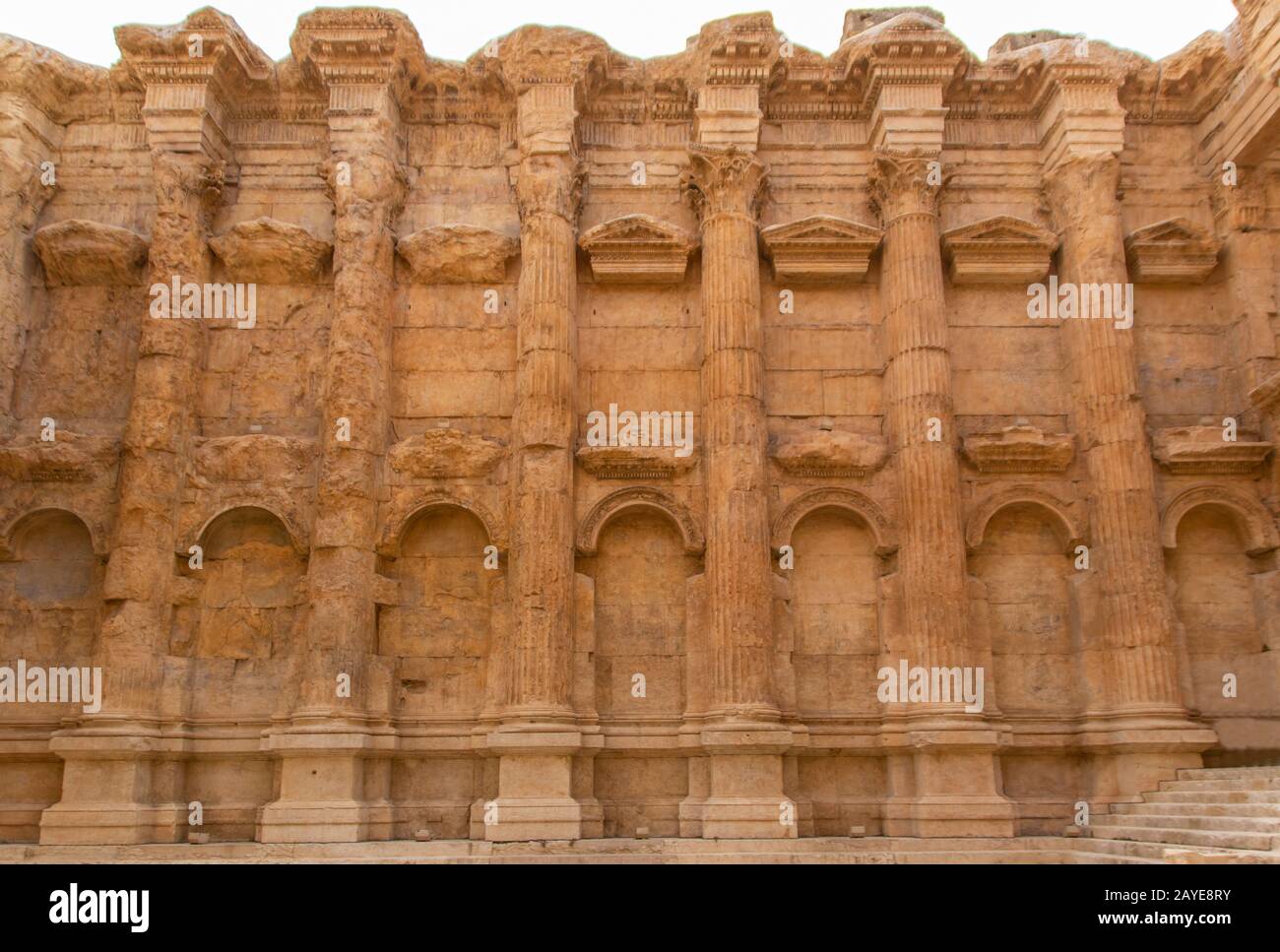 Luogo di due delle più grandi rovine del tempio romano, il sito Patrimonio dell'umanità Dell'Unesco di Baalbek è una delle principali attrazioni del Libano. Qui il Tempio di Bacco Foto Stock