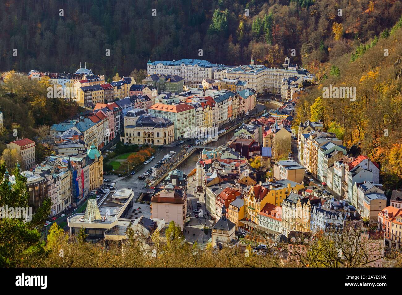 Karlovy Vary, Repubblica Ceca - 30 ottobre 2017: Argine nel centro della città Foto Stock