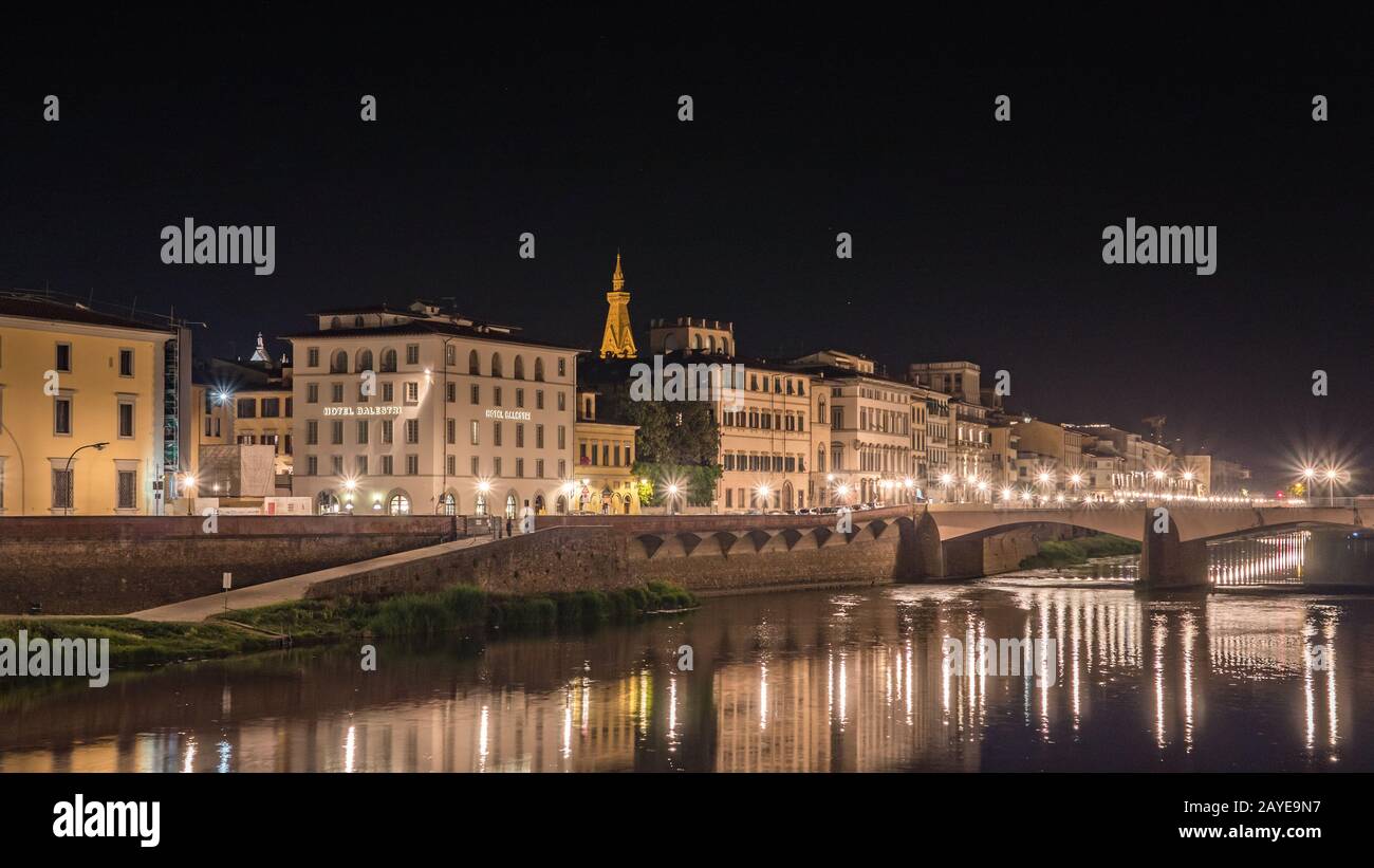 Firenze, Italia - 27 maggio 2017 - Vista degli edifici di fronte al fiume Arno nella città di Firenze di notte Foto Stock