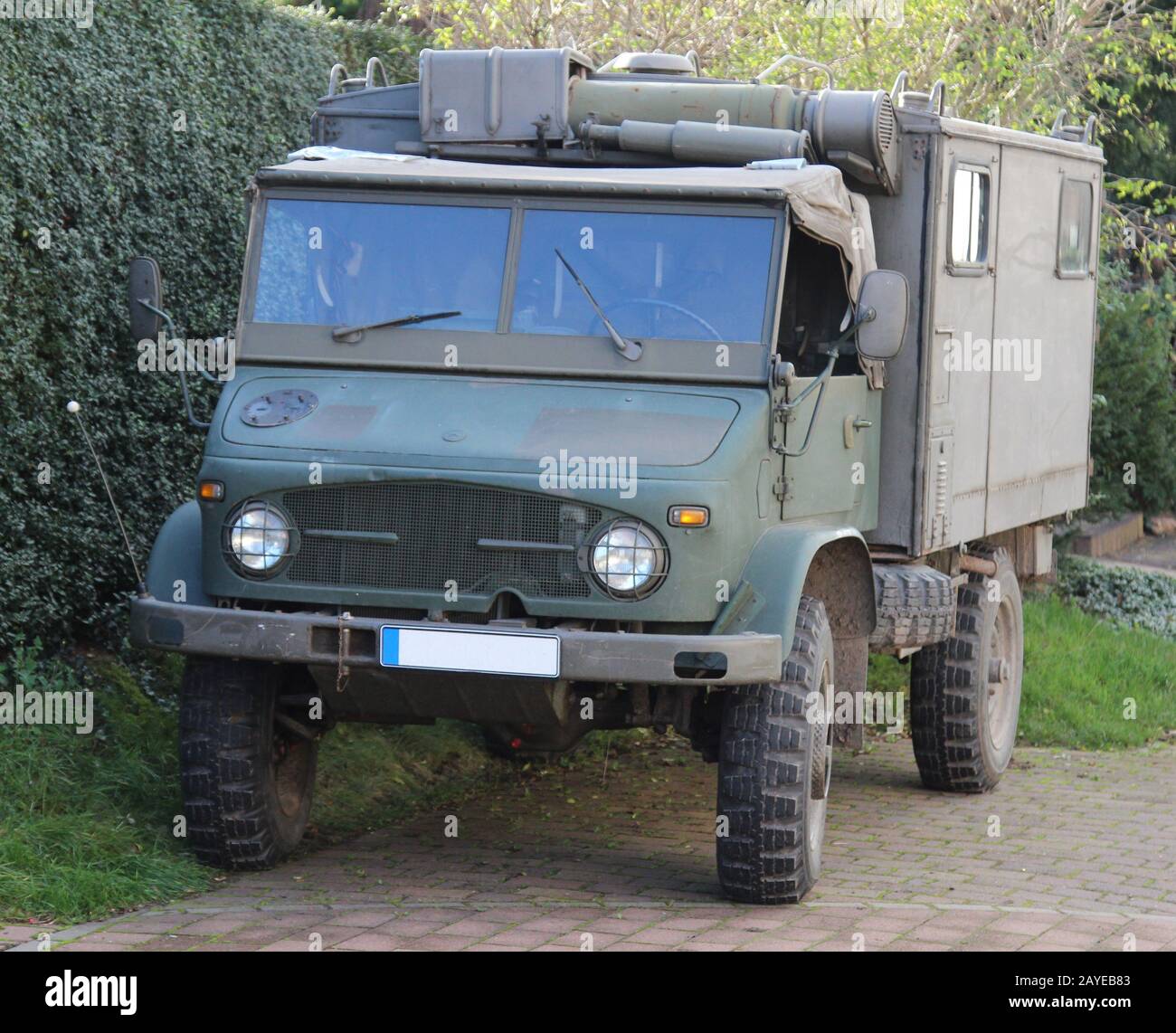 Un camion militare con costruzione stradale Foto Stock