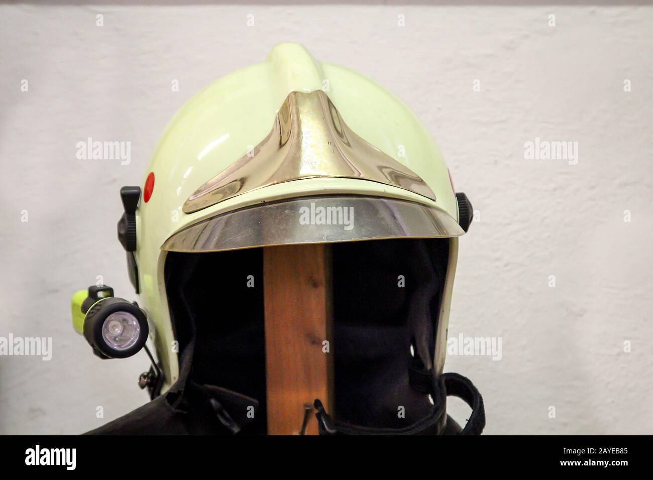 Caschi di vigili del fuoco, casco da fuoco sono a portata di mano parcheggiati Foto Stock