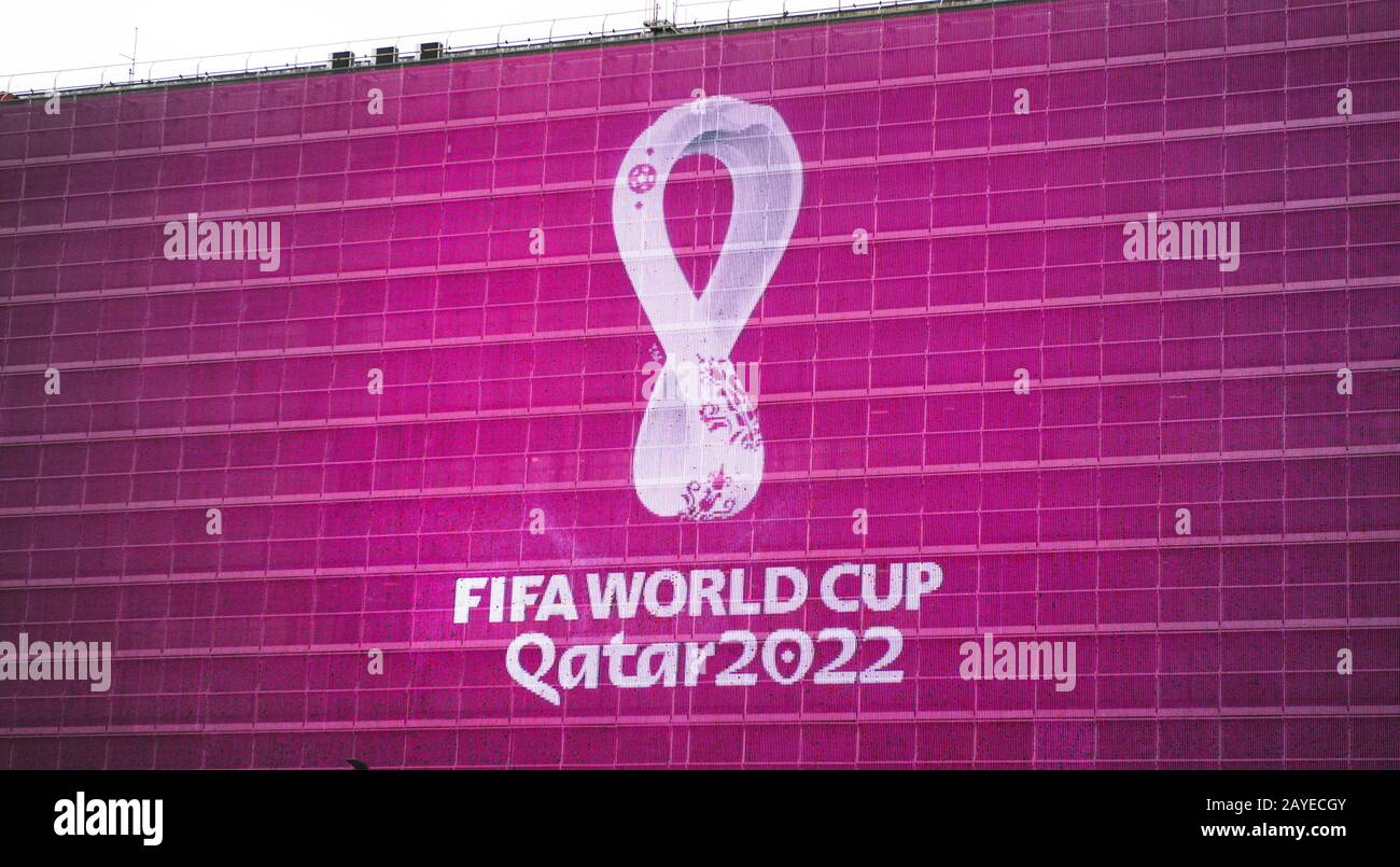 Il 4 settembre 2019, Mosca, Russia. Il logo della Coppa del Mondo FIFA 2022, che si terrà in Qatar, su uno schermo gigante nel centro della citta'. Foto Stock