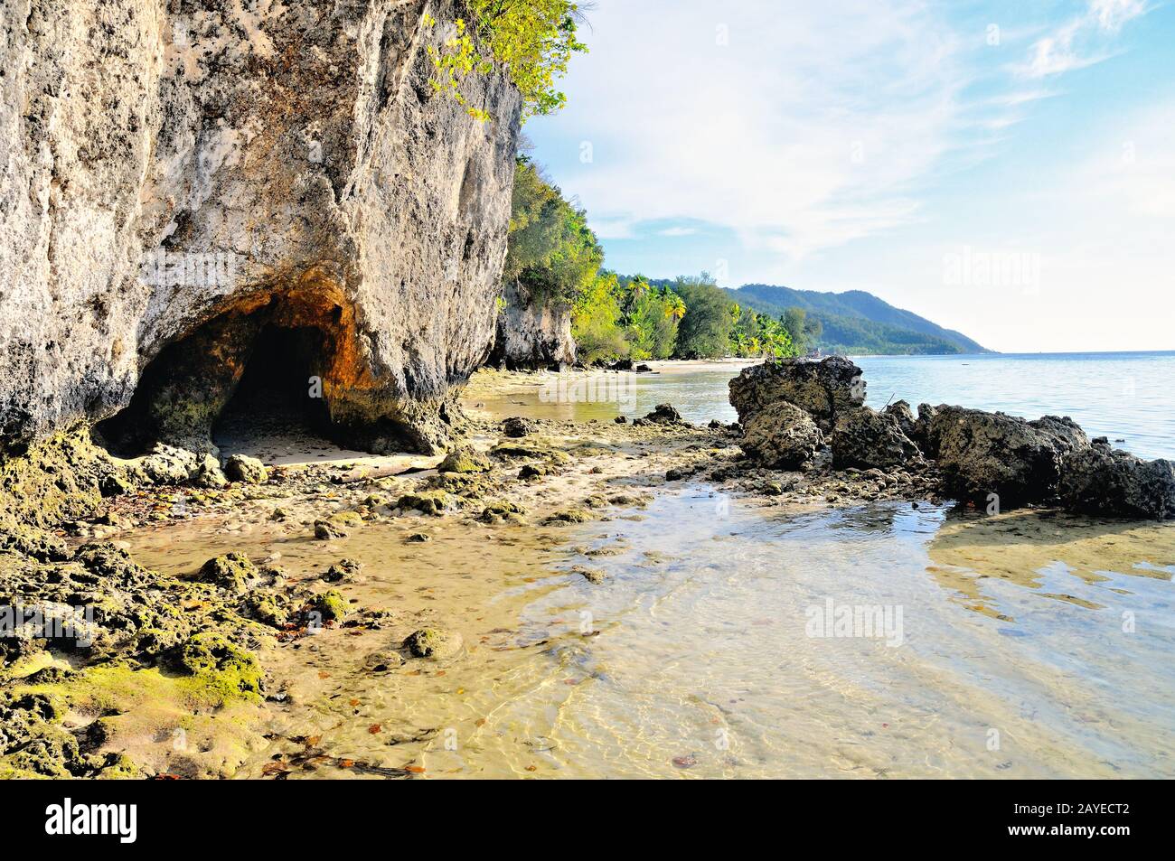 Sulla spiaggia di rocce coralline Kri Raja Ampat Indonesia Foto Stock