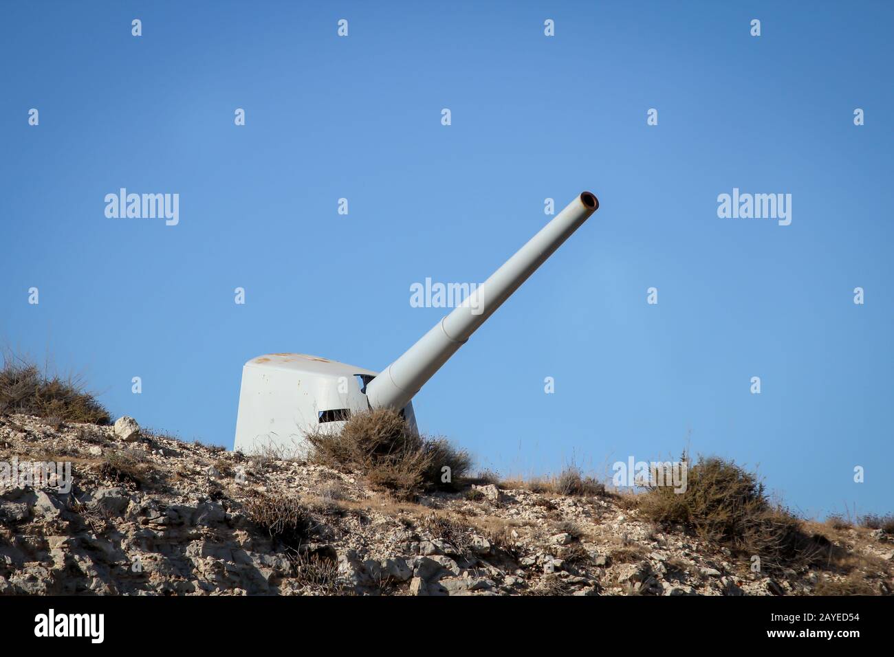 una ex nave scartata di cannoni su una roccia Foto Stock